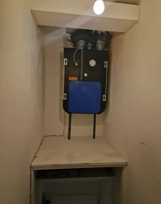 Caisson de ventilation installé en hauteur avec ses gaines
