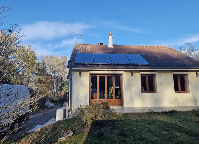 Maison équipée de quatre capteurs solaires thermiques en toiture