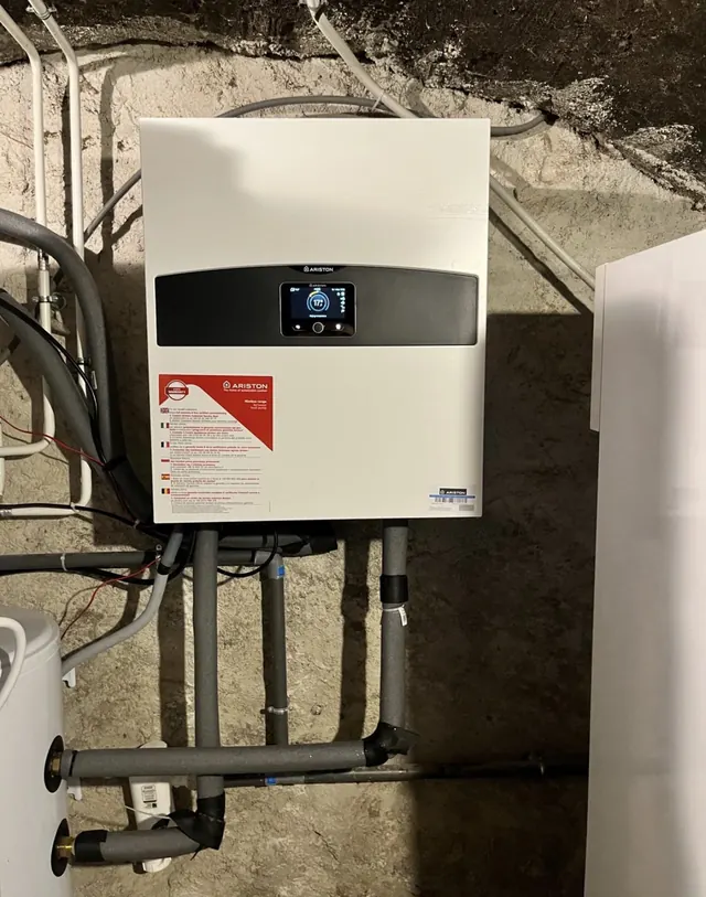 Module intérieur Ariston avec réseau de canalisations isolées