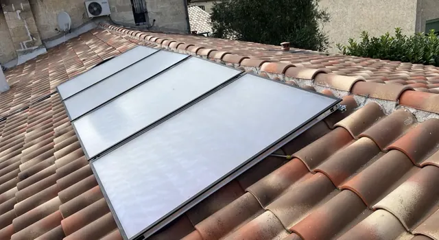 Capteurs solaires thermiques sur une toiture en tuiles